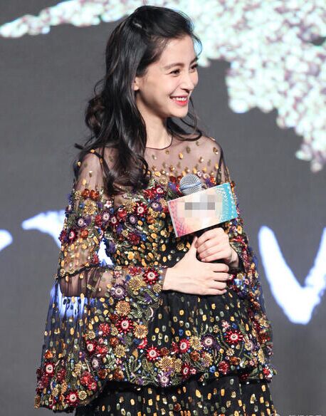 怀孕baby出席活动无需搀扶 baby摸肚安抚胎儿太幸福