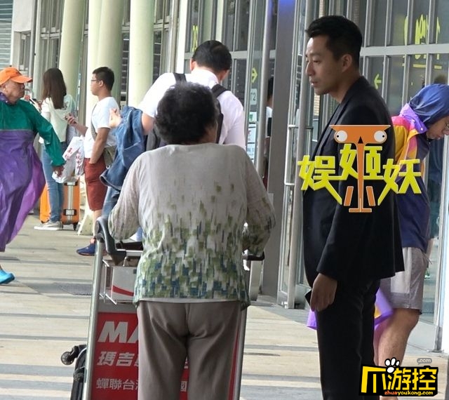 汪小菲偶遇问路奶奶 带老人买票十分贴心