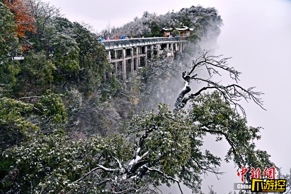 張家界天門山迎入冬首場降雪 銀裝素裹雪景如畫