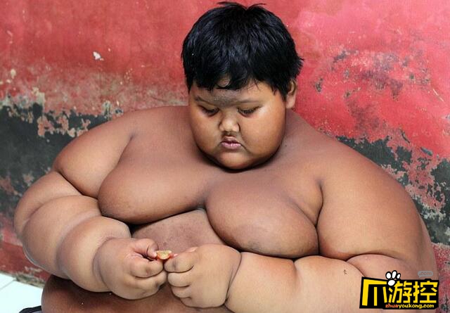 10岁胖娃重384斤成世界最重男孩 衣不蔽体只靠一件遮羞布裹身