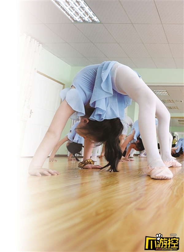 可怕！女童学舞蹈练下腰致终身瘫痪 多数培训机构无岗前培训