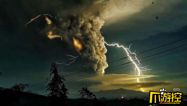 菲律宾火山喷发电闪雷鸣,遮天蔽日如灾难大片