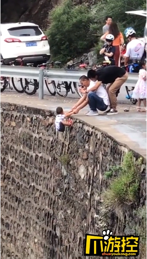 官方回应小孩被挂峭壁上拍照